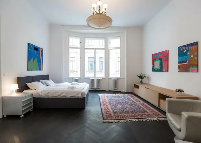 Grand Soho Apartment